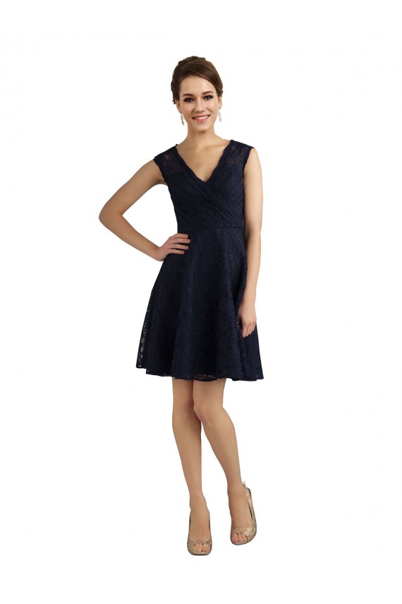 Mejores Azul marina oscuro línea A Cuello en V Encaje Corto Vestidos de dama de honor / Vestidos de cóctel