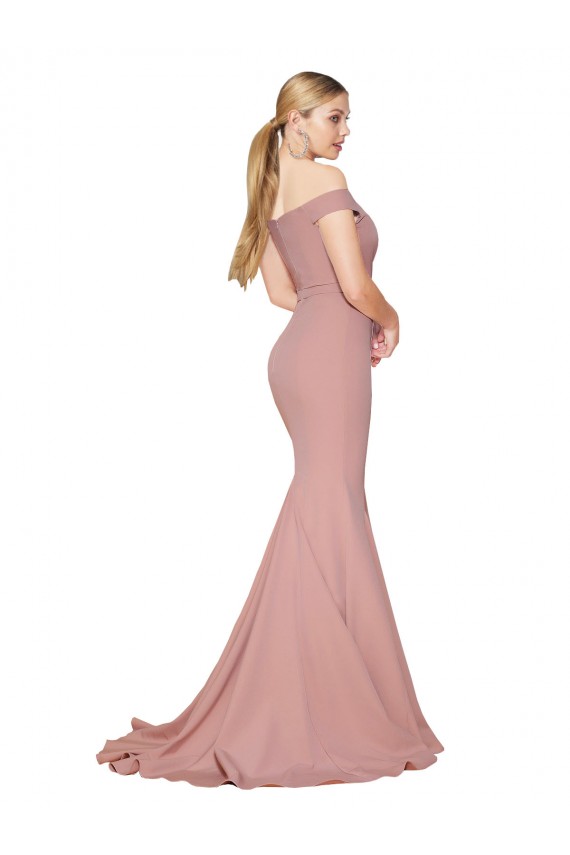 Mejores Rosa empolvado Sirena Hombros Descubiertos Barrer tren Crepé Elástico Largo Formales Vestidos de dama de honor / Vestidos de fiesta